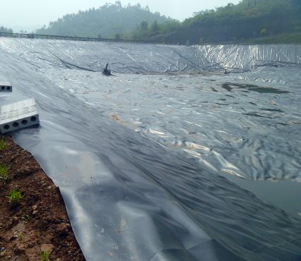 针对水库坝坡安全性调整橙子视频app在线下载膜铺设角度