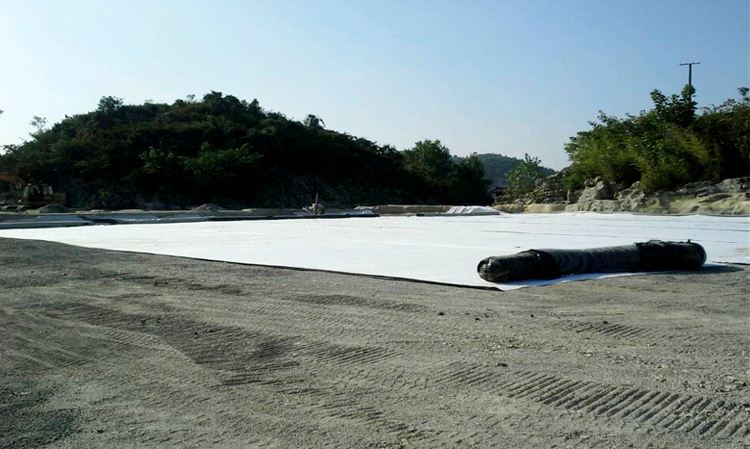 人工湖底及湖岸采取橙子视频app在线下载膜防渗的优缺点