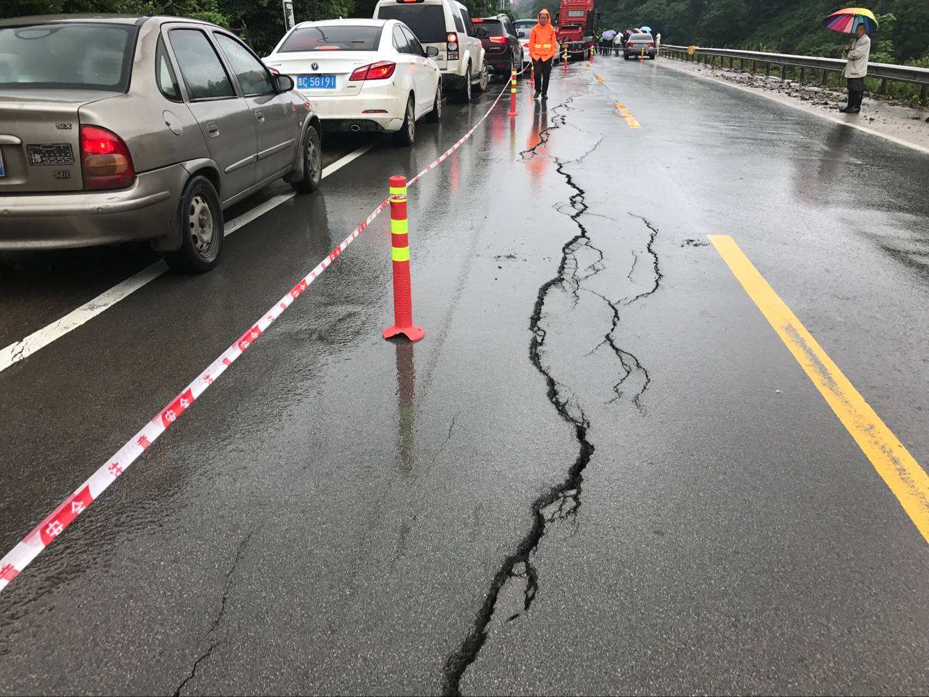 聚酯玻纤橙子视频app在线下载布可延缓路面裂缝提高使用寿命