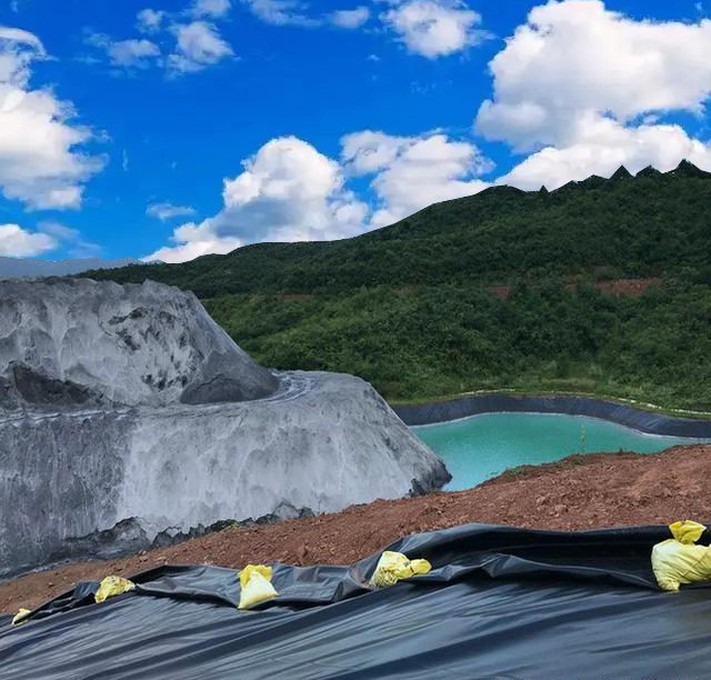 场地位于河漫滩的人工湖如何防止湖水渗漏？
